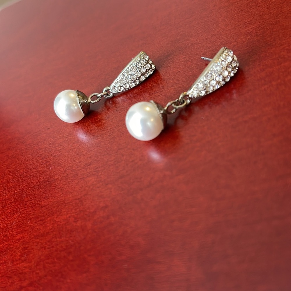 5/$15✨ Pearl and rhinestone earrings